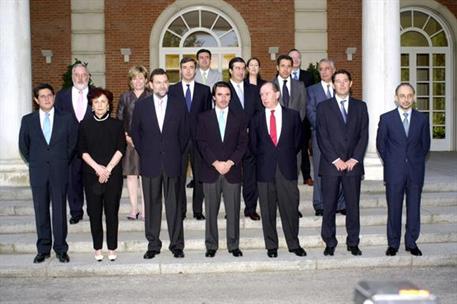 12/07/2002. 29Seventh Legislature (4). Cabinet from July 2002 to March 2003. Group photo.